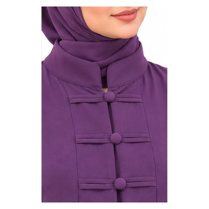 تفاصيل الياقة والأزرار المكسوة