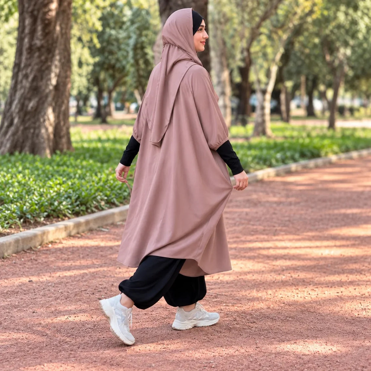 إطلالة جانبية للتونيك أثناء المشي