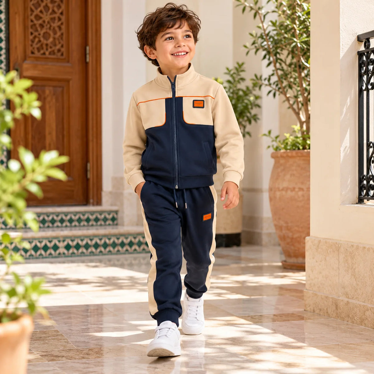 Ensemble porté par un enfant en extérieur